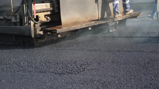 Asfalto spianatrice durante la costruzione di strade e lavori di riparazione — Video Stock