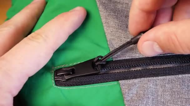 Zipper de bloqueio no pano de tecido cinza verde — Vídeo de Stock