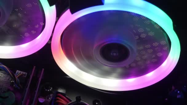 Kişisel bilgisayarın içindeki LED 'ler tarafından aydınlatılan soğutucu fanları — Stok video