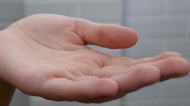 Tanınmayan kadın eline saç kremi dök.