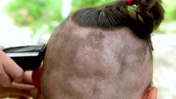 Kosmetikerin schneidet männliche Haare mit Ttrimmimg-Maschine — Stockvideo