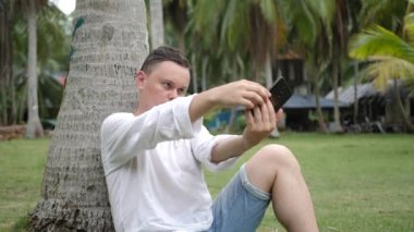 Akıllı Telefon Kullanan Erkek Selfie Çeker