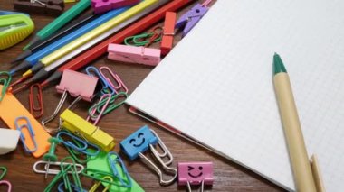 Kahverengi ahşap arka planda renkli kırtasiye