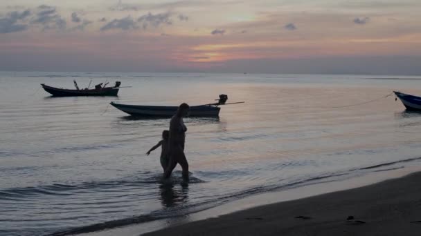 Silhouette μαμά και κόρη λάβει στην παραλία στο ηλιοβασίλεμα — Αρχείο Βίντεο