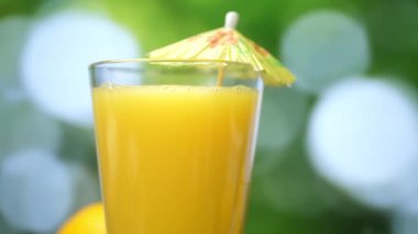 Organik Taze Portakal Suyu Bardağa Dökülüyor