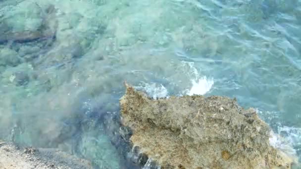 Rocas con olas en la bahía — Vídeos de Stock