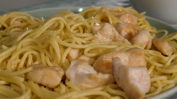 Μαγειρεμένα noodles με κρέας κοτόπουλου στο πιάτο — Αρχείο Βίντεο