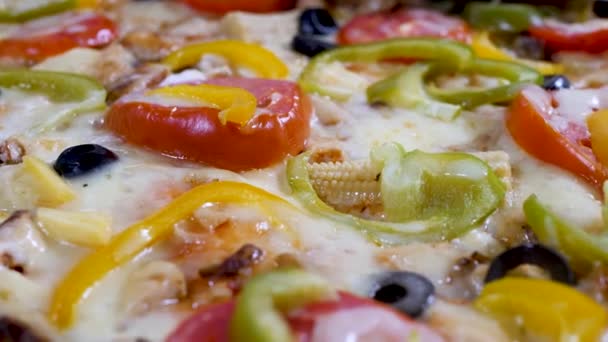 Pizza con verduras en caja de cartón — Vídeos de Stock