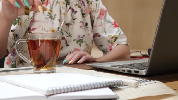 Жіночий менеджер рука робить гарячий чай в офісі — стокове відео