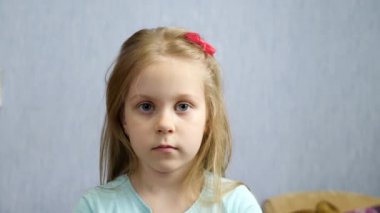 Gözlüklü güzel anaokulu çocuğu.