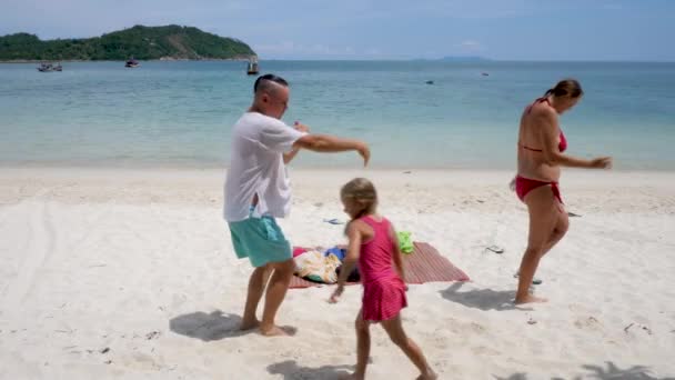Szczęśliwy rodzinny taniec, skok i zabawa na plaży morskiej — Wideo stockowe