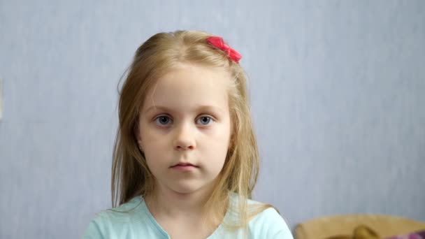 Pretty preschool child girl in eyes glasses — Stock Video