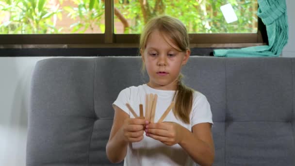 Маленька школярка викладає математику і рахує в початковій школі онлайн — стокове відео