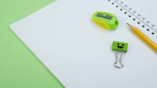 Yellow Pencil and Green Smile Binder Clip στο σχολικό σημειωματάριο — Αρχείο Βίντεο