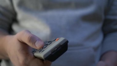 TV izlemek ve uzaktan kumanda kullanmak
