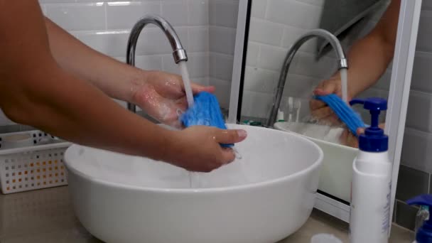 Mannen handen wassen met zeep individuele gezicht maskers in de buurt van witte wastafel in de badkamer — Stockvideo