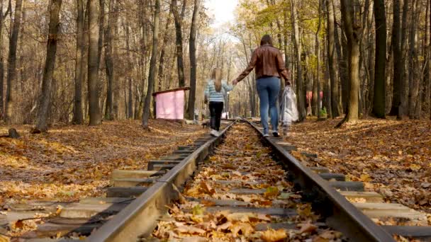 Mutter und Tochter haben Spaß im Herbst — Stockvideo