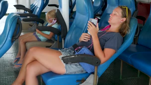 Люди на лодке с социальным дистанционным сиденьем — стоковое видео