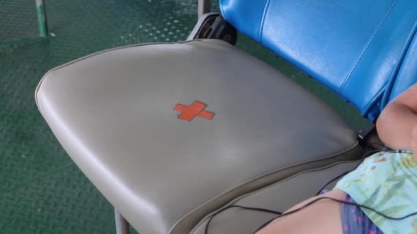 Leerer Sitz mit rotem Kreuz — Stockvideo