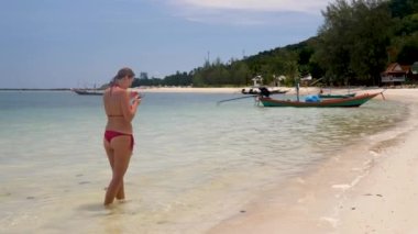 Akıllı telefon kullanan mutlu pozitif kadın 