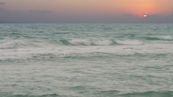 Dramatický západ slunce s vlnou — Stock video