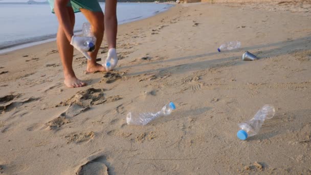 Добровольцы собирают пластиковые бутылки и железную банку — стоковое видео