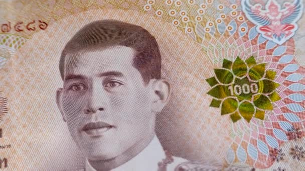 Банкнота 1000 бат с лицом короля Таиланда Маха Vajiralongkorn — стоковое видео