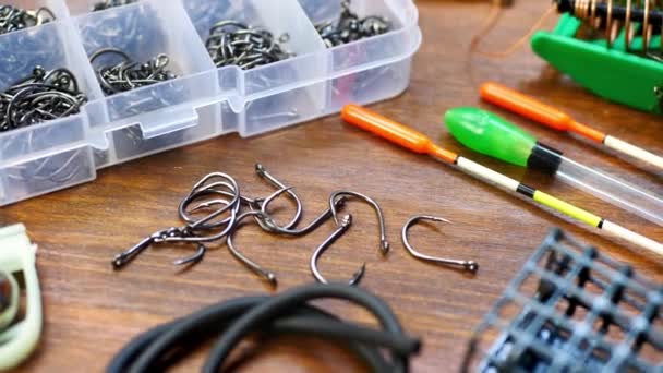Boîte de matériel de pêche remplie de crochets et flotteur de pêche — Video