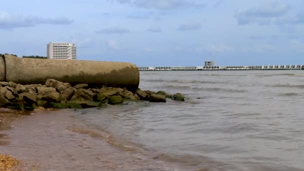 Kanalizacja na brzegu w morzu lub oceanie — Wideo stockowe