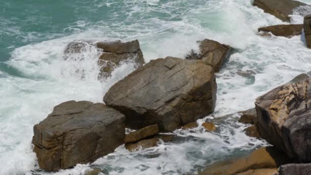 Ola alta rompiendo en rocas de la costa — Vídeos de Stock