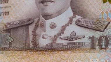 Tayland Kralı Maha Vajiralongkorn Tayland Kraliyet Hava Kuvvetleri komutanı üniformasıyla