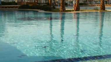 Yüzme havuzunda şeffaf tatlı su