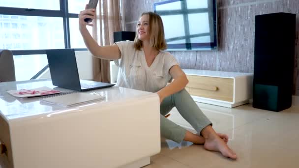 Söt kvinna tar Selfie i hemmakontoret med smartphone — Stockvideo