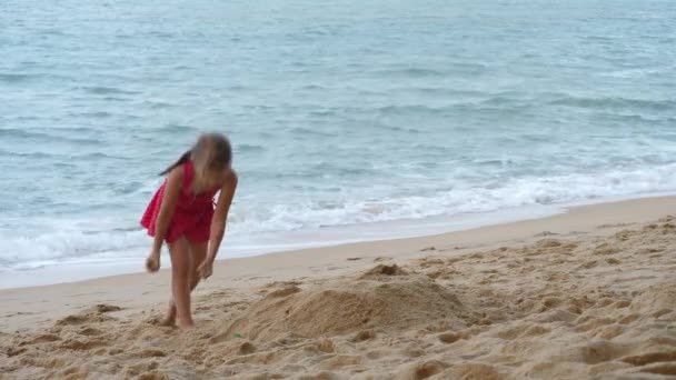 Girls child play in sand on seashore — Stock Video