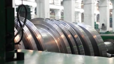 Kesme aracı ile torna üzerine metal boş işleme süreci