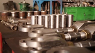 Demir donanım fındık ve cıvatalar atölyede iplik ile