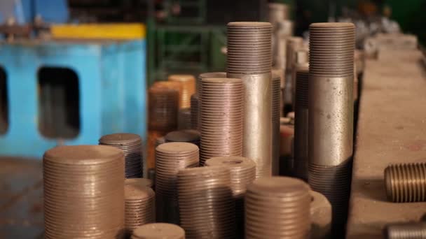 Perno de hierro con rosca en el taller — Vídeos de Stock