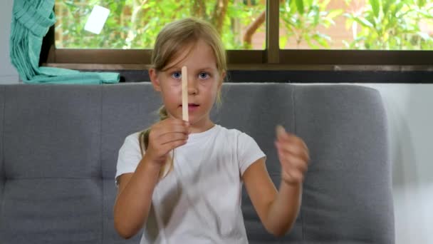 Девочка-школьница преподает математику и подсчет в начальной школе онлайн на дому — стоковое видео
