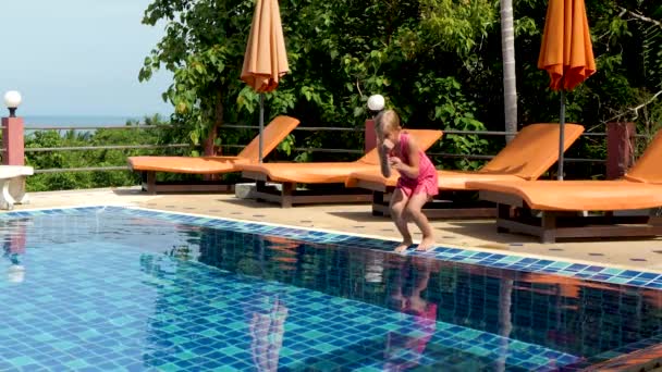 Meisje kind sprong in het zwembad — Stockvideo