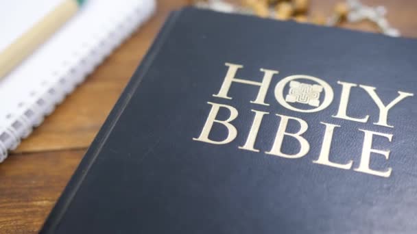 Santa Biblia sobre tabla de madera marrón — Vídeo de stock