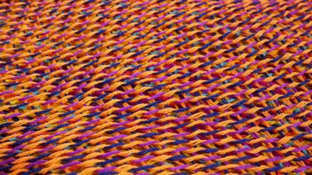 黄色、深蓝色和紫色针织织物表面 — 图库视频影像
