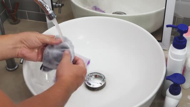 Hombre manos lavado mascarilla en el baño — Vídeo de stock