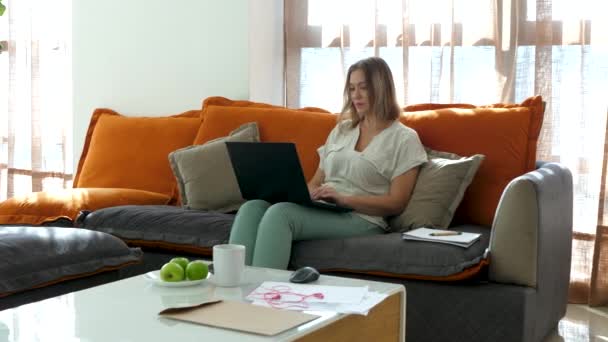 Текст рабочего типа женщины на клавиатуре ноутбука — стоковое видео