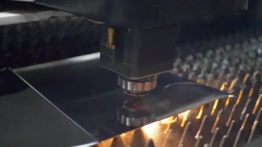 CNC lazer makinesi metali kesiyor