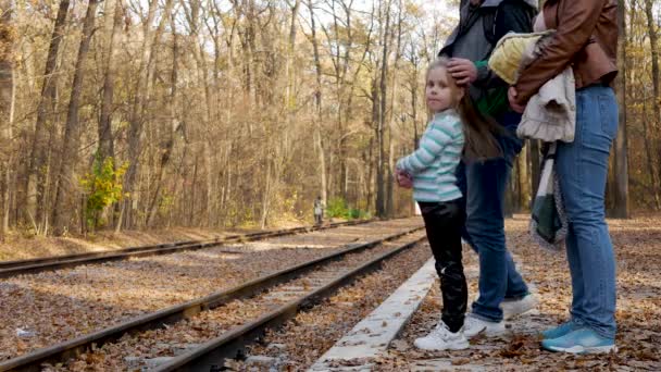 Viajero familiar en plataforma de tren — Vídeos de Stock