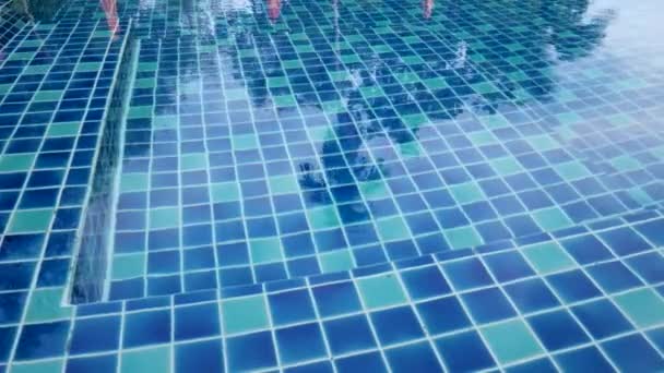 Ondulation claire fond d'eau transparente dans la piscine — Video