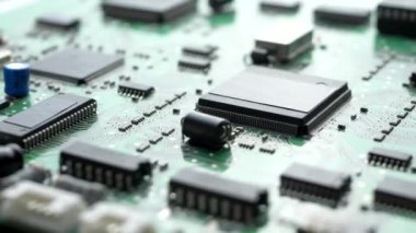 İşlemci, kapasitör ve çipli elektronik devre kartı