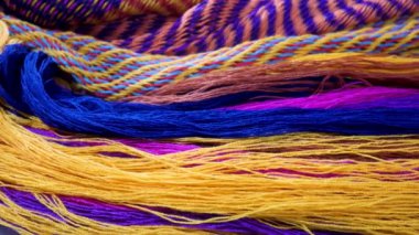 Çok renkli iplik ve örgü desen dokusu