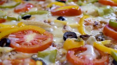 Ev yapımı acı biberli İtalyan pizzası hazır.