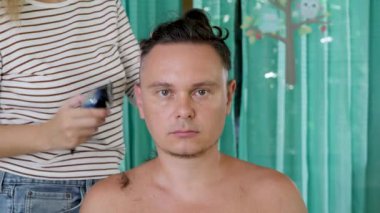 Güzellik Uzmanı Ttrimmimg Makinesiyle Erkek Saç Kesiyor